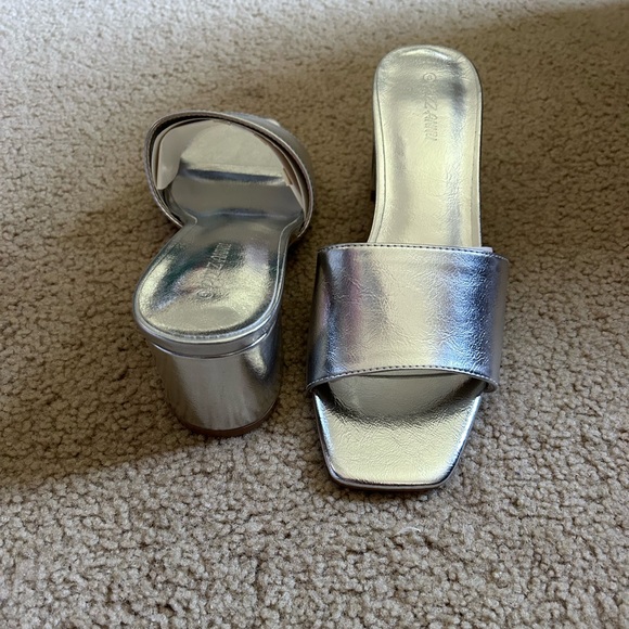 Silver Heels - Picture 3 of 4